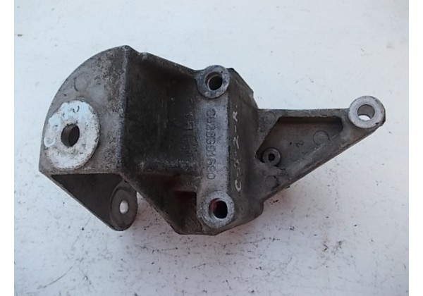 Кронштейн двигуна 3.0V6 правий 9629391680